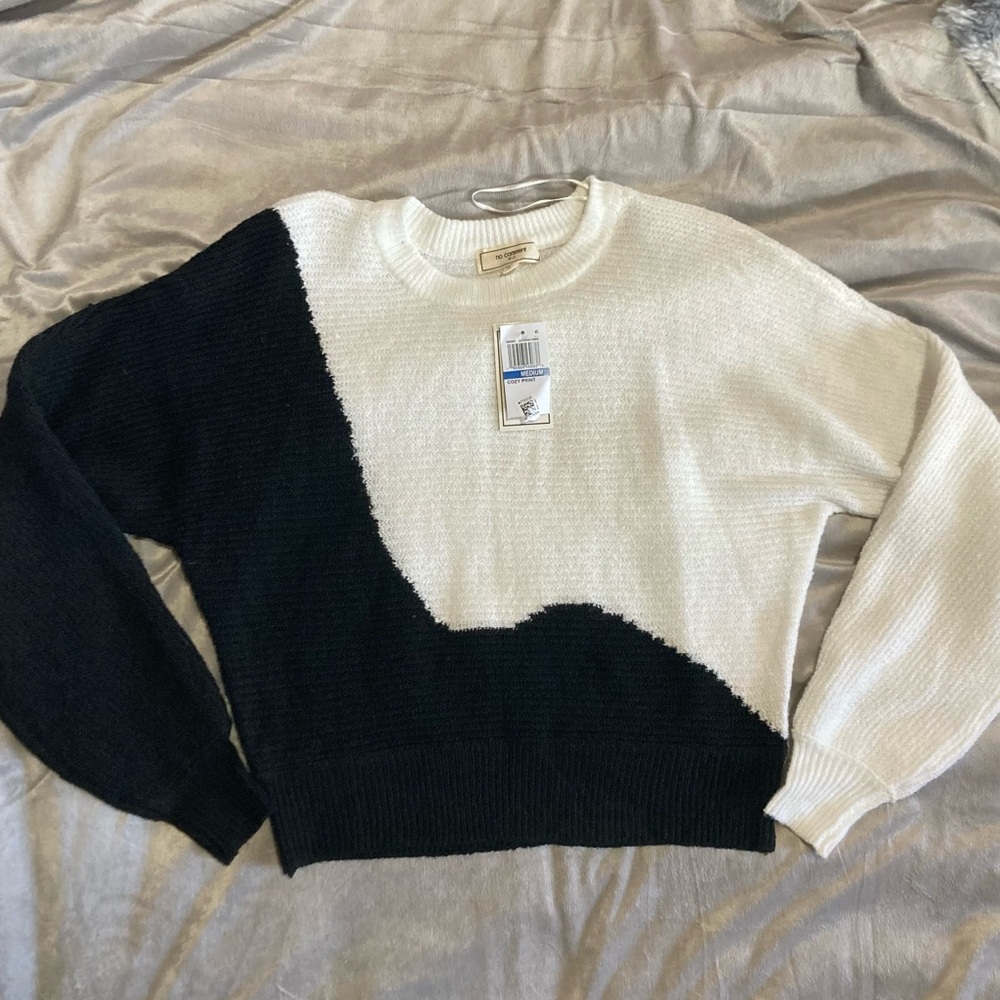 Elegant Monochrome Women's Crew Neck Sweater